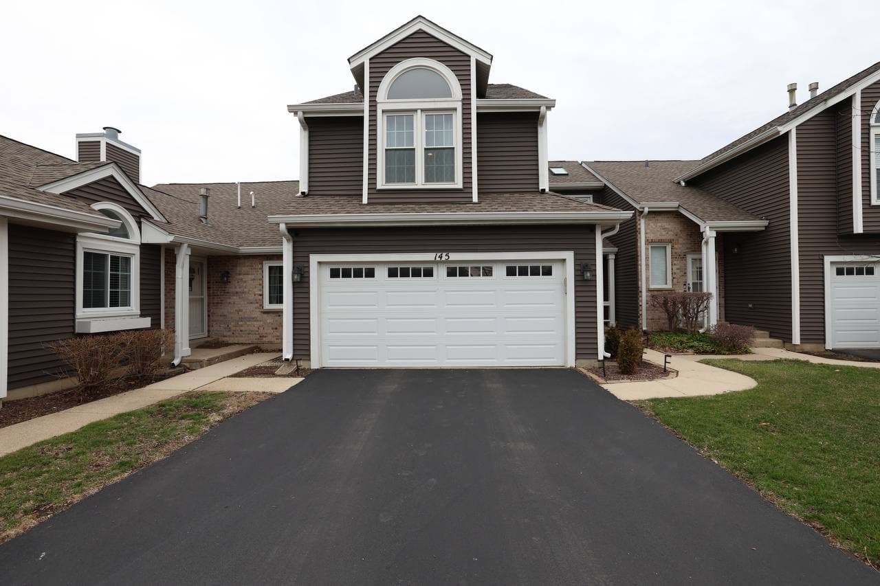 Exterior home before professional real estate photography - Chicago suburbs