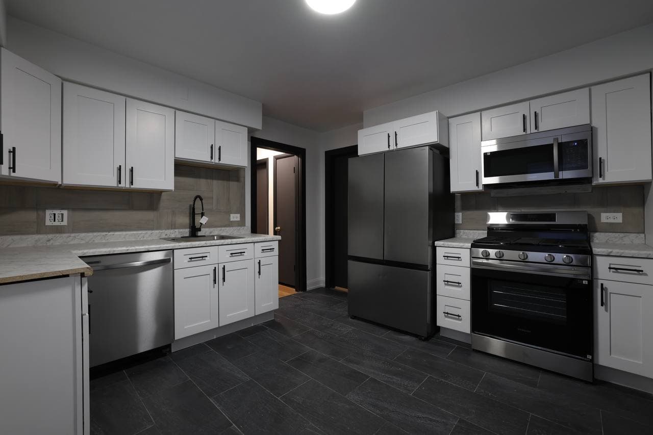 Kitchen photo before professional real estate photography - Chicagoland